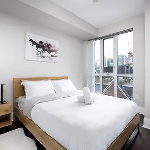 Dwtn Near Cn Tower! W/ Free Parking Apartment Toronto